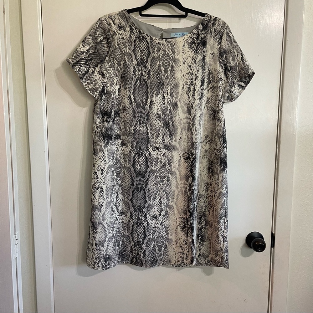 She + Sky Women’s Gray Black Sheath Mini Dress Size M Short Sleeve